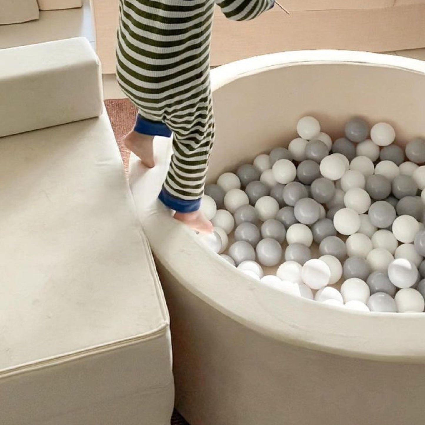 a playpen, bit balls in dubai, best play ball in UAE, pit balls, splash pond in dubai, Ball pool area dubai